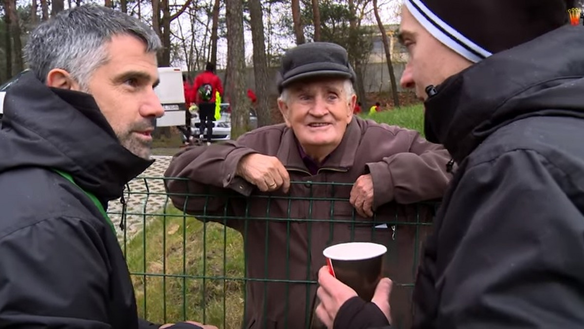 Korona Kielce zamieściła w sieci wideo, na którym uwieczniono uroczą scenę. Po czwartkowym treningu starszy kibic postanowił osobiście pogratulować Gino Lettieriemu, który ostatnio został wybrany trenerem miesiąca w Lotto Ekstraklasie.