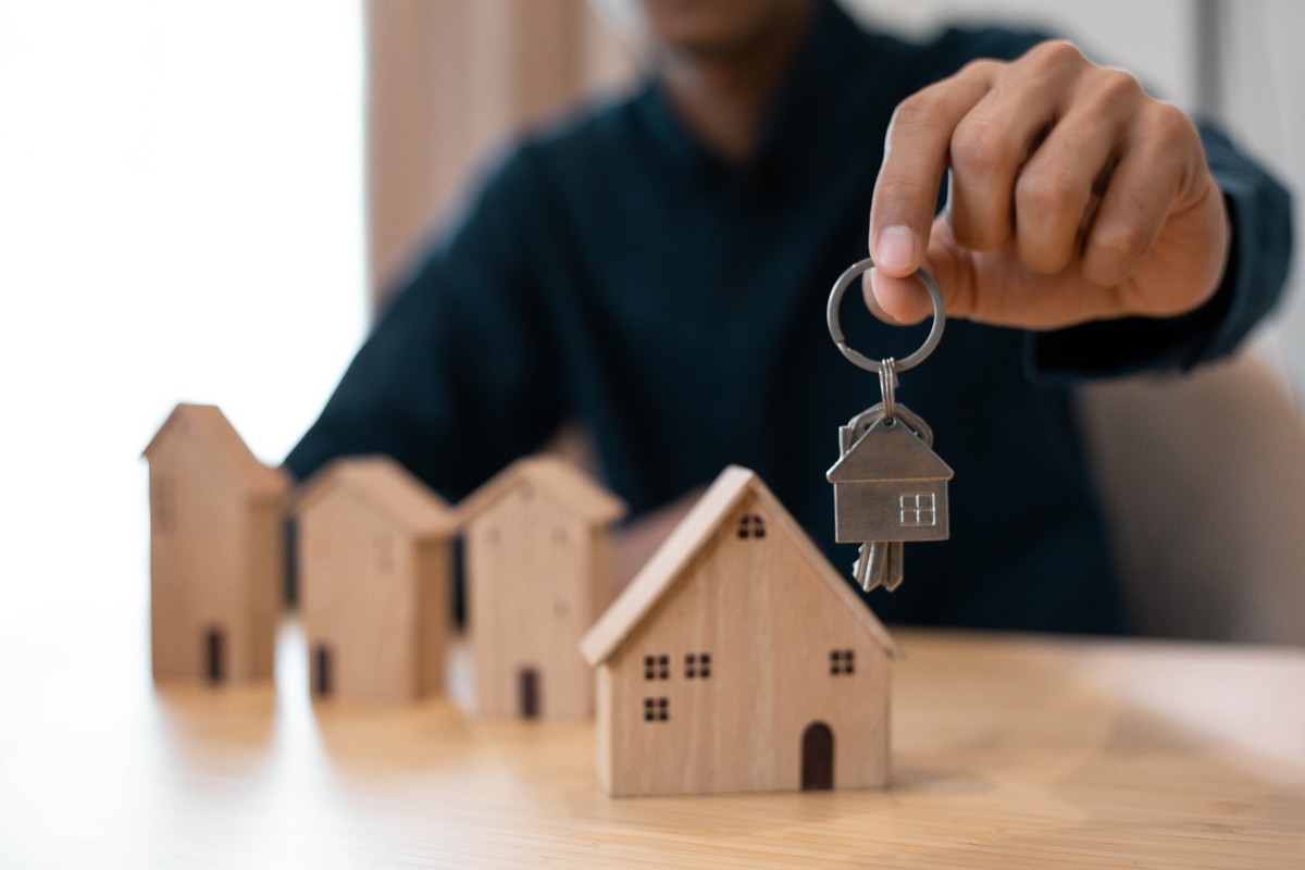 Real,Estate,Agent,Handed,Over,The,Key,To,New,Home