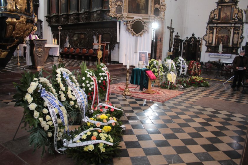 Ostatnia droga Piotra Świąca. Znanego dziennikarza pożegnali rodzina i przyjaciele