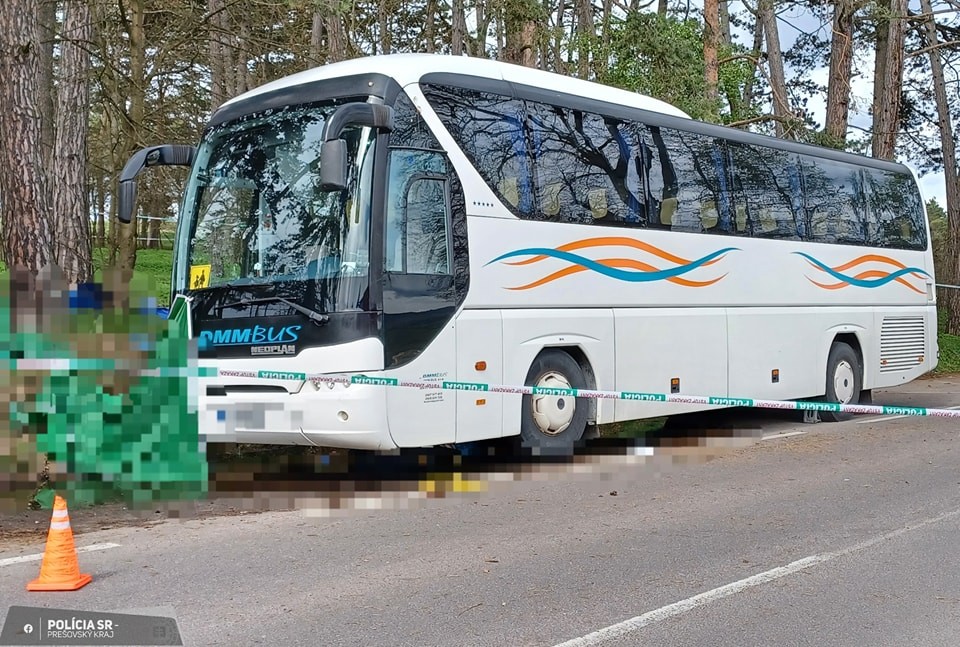 Pri nehode autobusu vyhasli tri mladé životy.