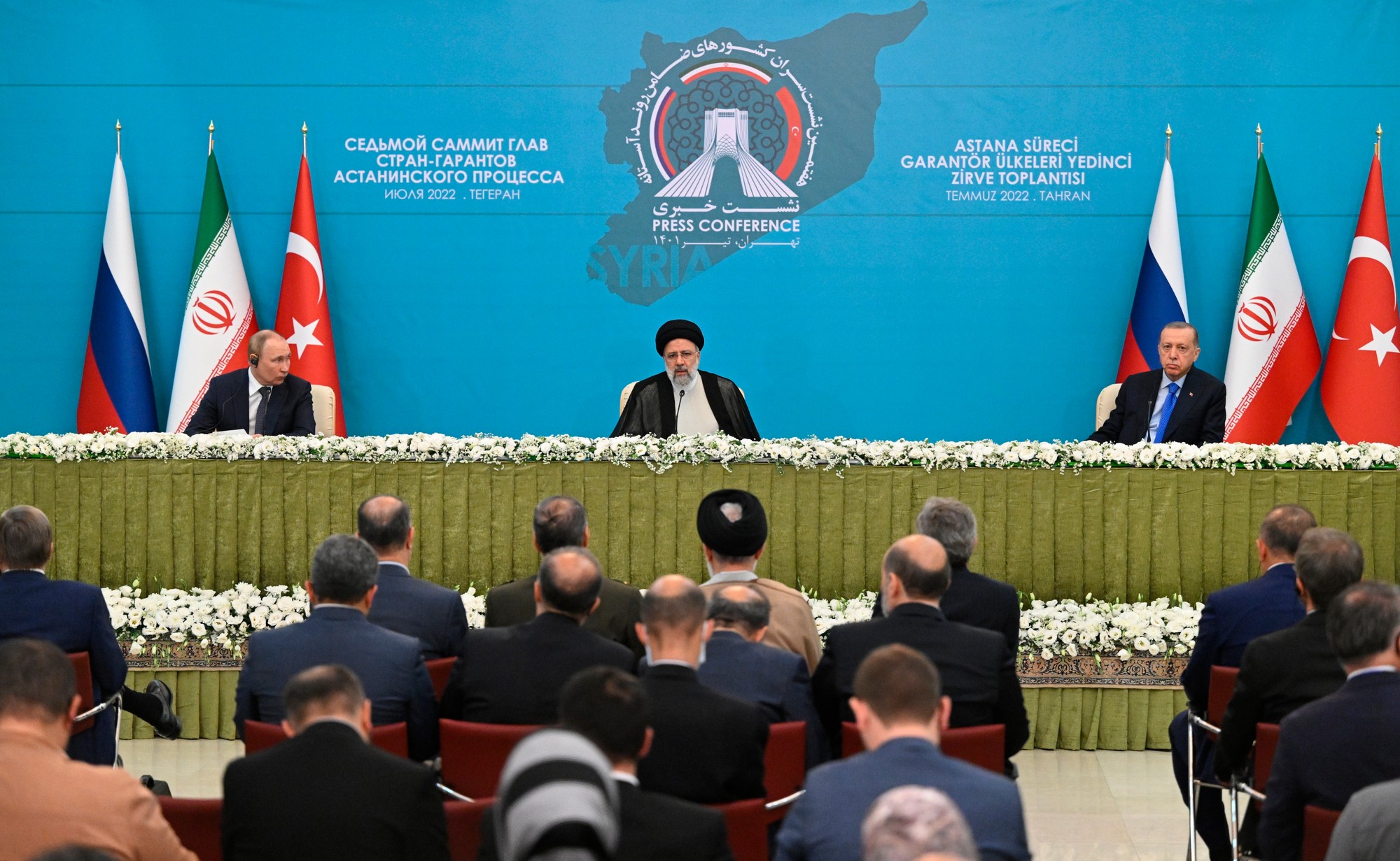 Na snímke zľava ruský prezident Vladimir Putin, iránsky prezident Ebráhím Raísí a turecký prezident Recep Tayyip Erdogan.