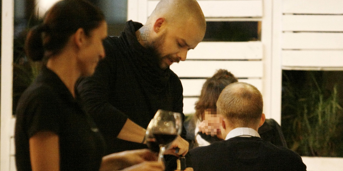 Michal Piróg kupuje wino i pije w knajpie