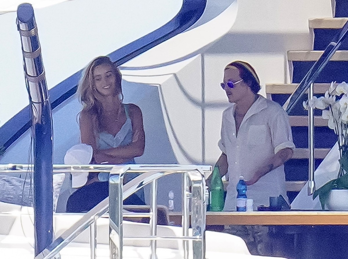 Először kapták őket együtt lencsevégre: Johnny Depp egy privát jachton romantikázott a gyönyörű szupermodellel – fotók