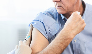 Udary u seniorów szczepionych przeciw COVID-19. CDC bada sprawę