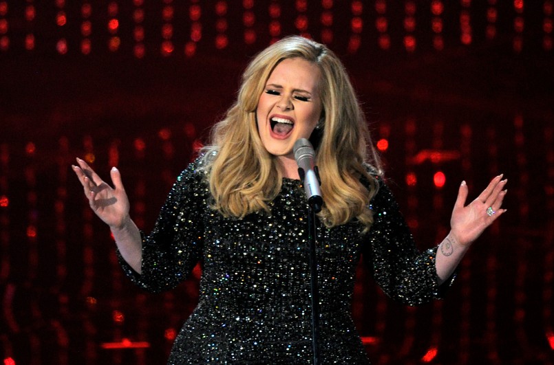 Szczególnie zbawienny wpływ na nerwy ma przebój brytyjskiej wokalistki Adele "Someone Like You". Tempo piosenki, wynoszące 67 uderzeń na minutę i jej melodyka mają szczególnie kojące działanie w trakcie podróży lotniczych