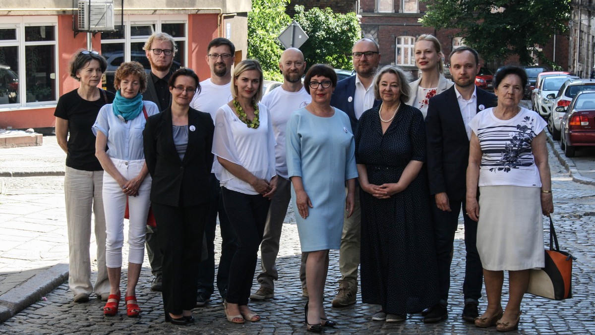 Na dzisiejszej konferencji ruch społeczny Lepszy Gdańsk ogłosił, że w nadchodzących wyborach ich kandydatką na urząd prezydenta miasta będzie 50-letnia Elżbieta Jachlewska, ekonomistka, feministka, prezeska Stowarzyszenia WAGA. - Potrafię współpracować z każdym i gram fair – mówiła Onetowi. I zaznaczała: Nie chcemy czekać na zmianę w Gdańsku, to my jesteśmy tą zmianą.