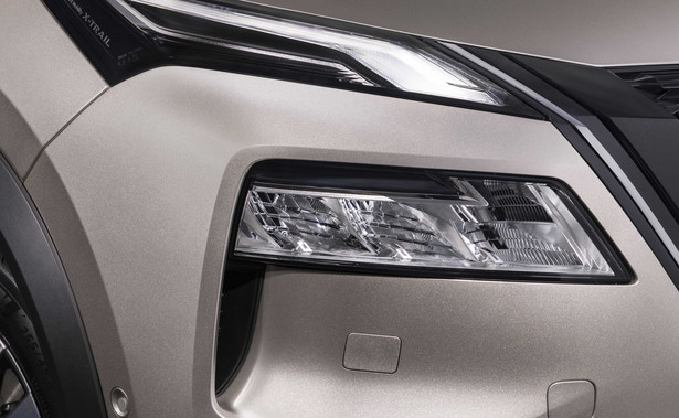 Nowy Nissan X-Trail zaskakuje wyglądem, bogatym wyposażeniem oraz innowacyjnym napędem e-Power pod maską. Nowe auto ma już niewiele wspólnego z siermiężnym protoplastą