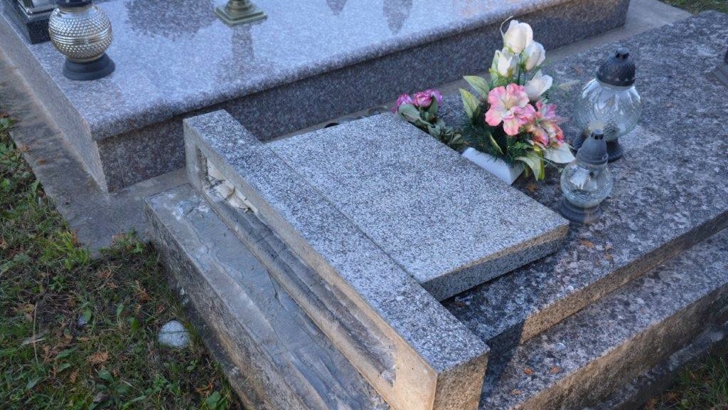 Vandali na cintoríne vo Vrútkach zničili 40 hrobov