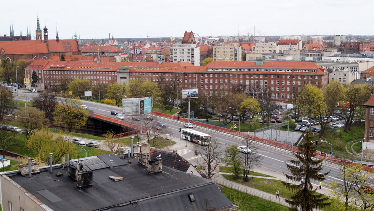 Inwestycja, która pochłonie ponad 140 mln zł, została podzielona na kilka etapów. Prace rozpoczną się już dzisiaj, a w pierwszej fazie zamknięty zostanie parking przy Okopowej. W kolejnych tygodniach szykują się utrudnienia dla pieszych i kierowców, którzy przejeżdżać będą przez zwężony na tym odcinku Trakt św. Wojciecha.