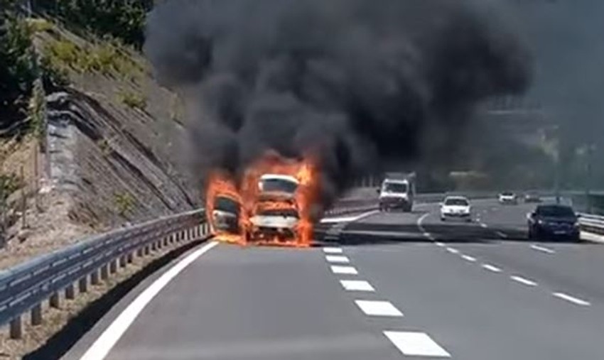 Trenutak kada se auto pretvorio u buktinju na naovom autoputu