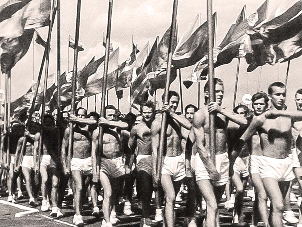 sportowcy / ©Wytwórnia Filmów Dokumentalnych i Fabularnych (WFDiF). Źródło: „Polska Kronika Filmowa. Podglądanie PRL-u” wyd. BOSZ, Filmoteka Narodowa, 2016