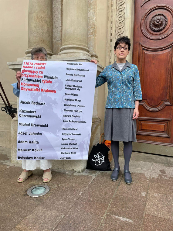 Przyznanie Wandzie Półtawskiej tytułu honorowej obywatelki Krakowa odbyło się w cieniu protestów