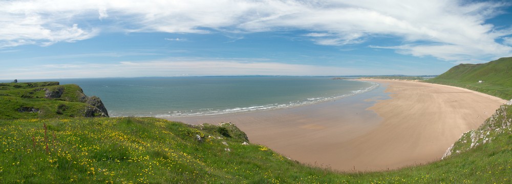 10. Rhossili Bay w Wielkiej Brytanii zachwyca swoim niezwykłym widokiem. Najlepszym momentem na odpoczynek na plaży Rhossili jest okres od czerwca do września.
