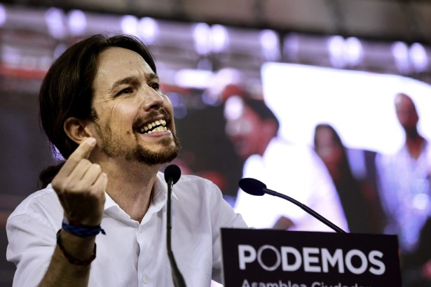 Pablo Iglesias. Biała koszula i dżinsy to znaki rozpoznawcze lidera Podemos