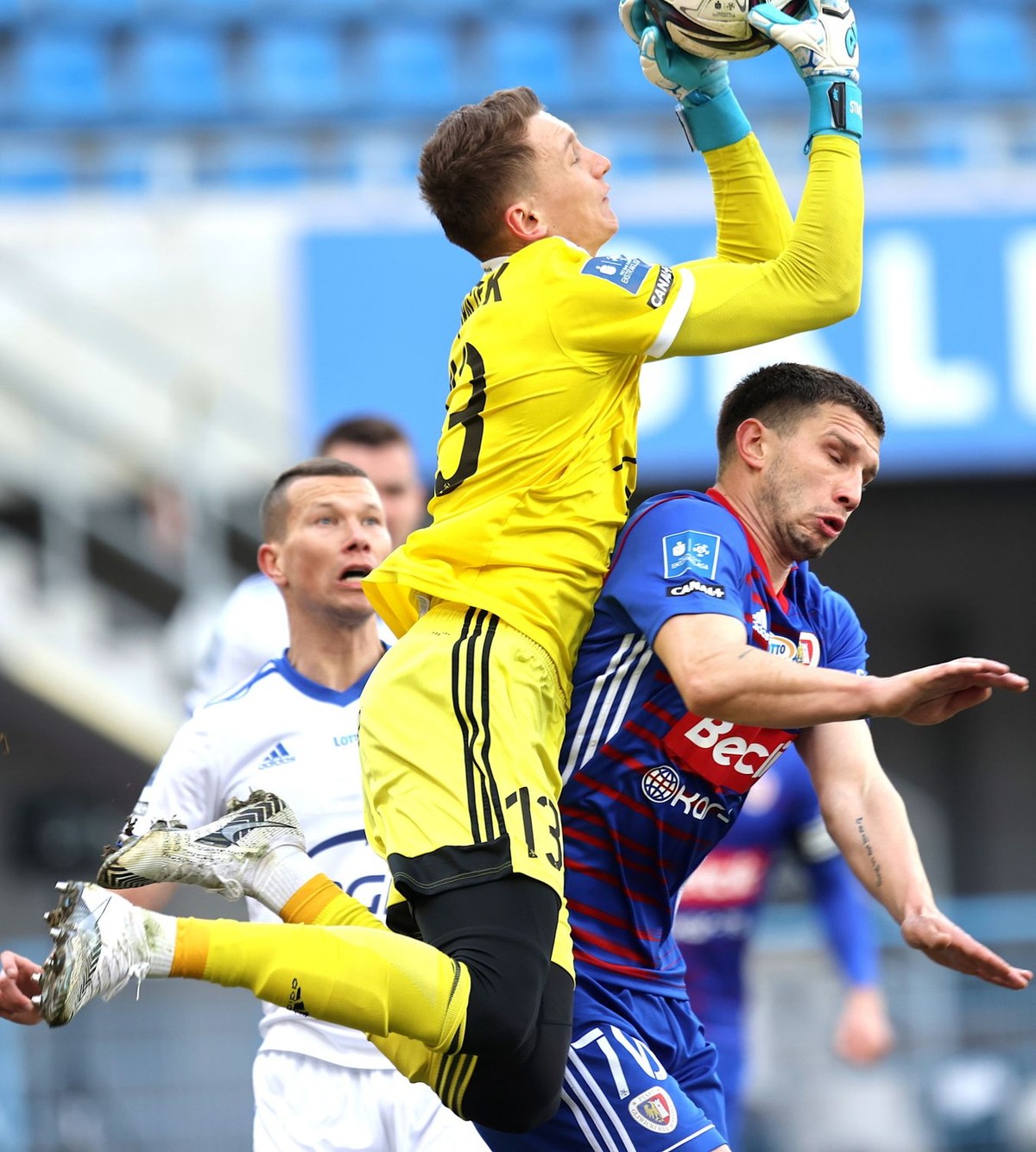 Piłkarz drużyny Piast Gliwice Jakub Świerczok (P) oraz Mateusz Mak (L) i bramkarz Rafał Strączek (C) z zPAP/Andrzej Grygiel