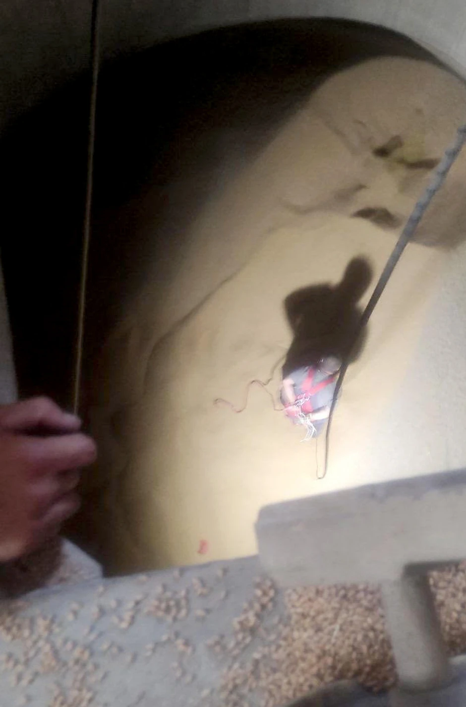 Izvlačenje muškarca iz silosa