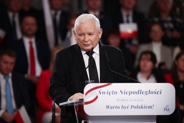 Prezes PiS Jarosław Kaczyński podczas obchodów Święta Niepodległości w siedzibie KSTG "Sokół" w Krakowie