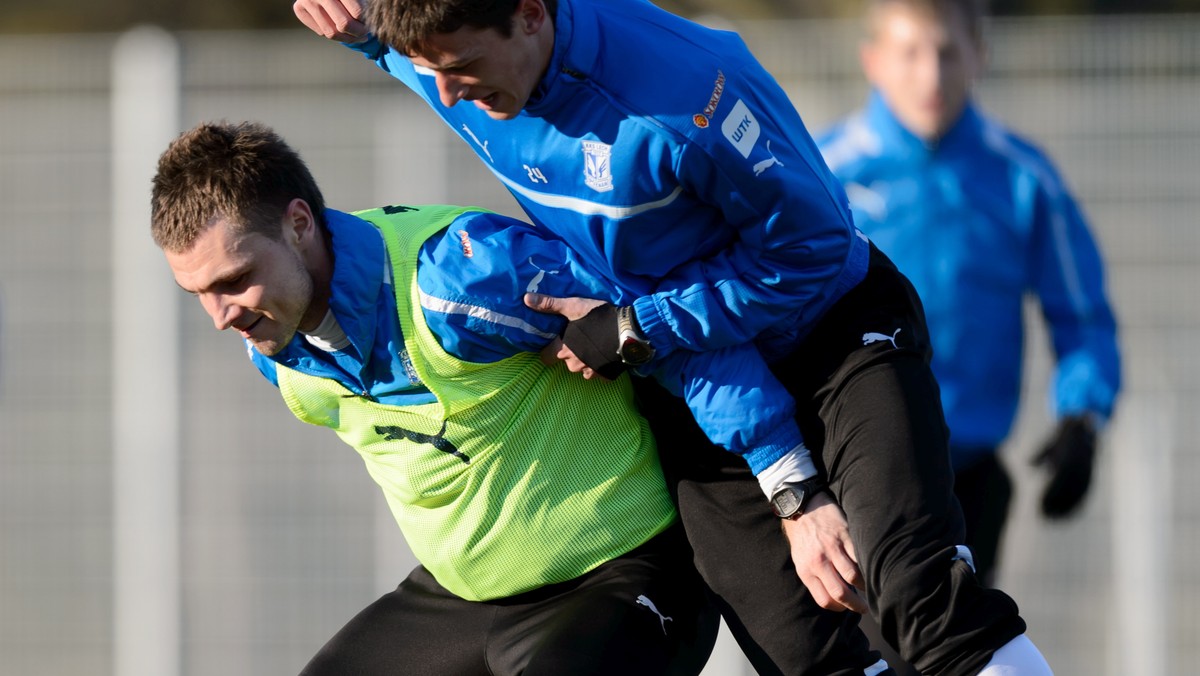 Aleksandar Tonew w poprzednim meczu Lecha Poznań zaraz po zejściu z boiska zszedł do szatni, kopnął w złości bidon i nie podziękował trenerowi za grę. Nie usiadł też na ławce rezerwowych, aby obejrzeć dalszą część meczu. Sztab szkoleniowy Lecha nie chce zdradzić czy piłkarza spotkały konsekwencje związane z jego zachowaniem.