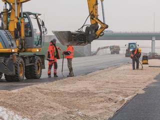 Od lat Unia Europejska szczodrze łoży na budowę dróg i autostrad w Polsce. W nowym budżecie to się nie zmieni