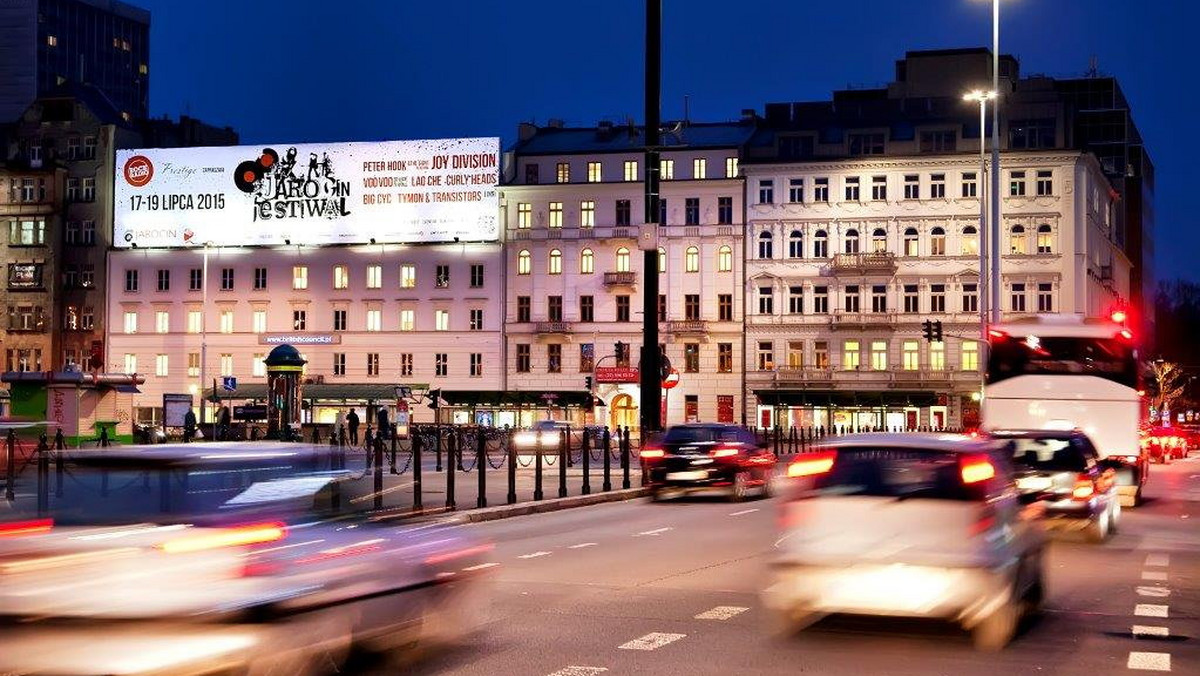 W tym roku Jarocin Festiwal może się pochwalić prawdziwie spektakularną kampanią reklamową. W Warszawie i Wrocławiu pojawiły się reklamy wielkoformatowe, których łączna powierzchnia to aż 470 metrów kwadratowych. Festiwal odbędzie się w dniach 17-19 lipca. Zagrają m.in. Peter Hook, Lao Che, Curly Heads, Voo Voo i Big Cyc.