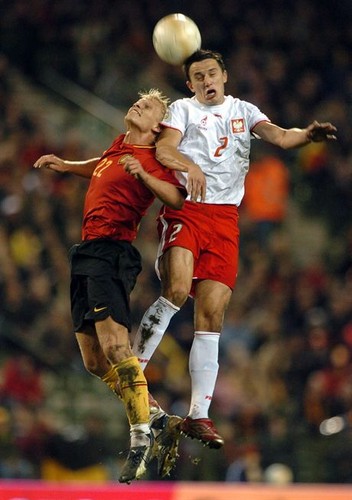 n/z.: Dariusz Dudka (nr2-Polska) podczas meczu Belgia (czerwone) - Polska (biale) ; reprezentacji Polski , mecz kwalifikacyjny Grupy A do Mistrzostw Europy 2008 , reprezentacja , pilka nozna , Belgia , Bruksela , 15-11-2006 , fot.: Adam Nurkiewicz / mediasportDariusz Dudka (nr2-Poland) during Group A qualifing match European Championship between Belgium (red) and Poland (white) in Brussels. November 15, 2006 ; football , Belgium , Bruxelles ( Photo by Adam Nurkiewicz / mediasport )