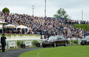 Królowa Elżbieta na wyścigi konne Royal Ascot przyjechała swoim Bentleyem, który został jej przekazany w 2002 r. z okazji 50-lecia koronacji