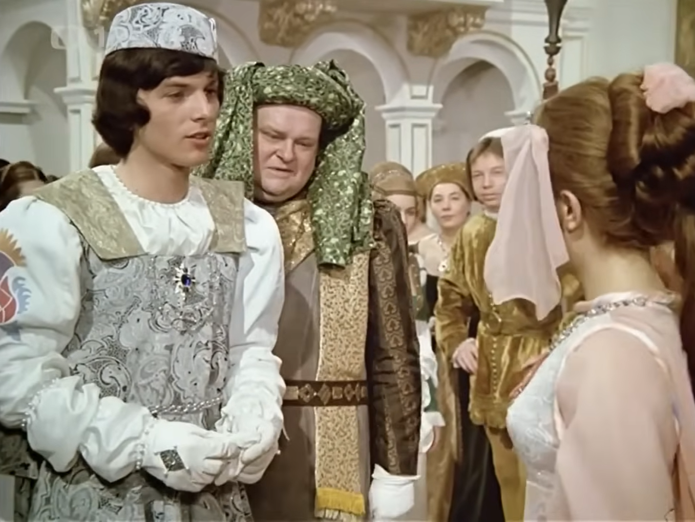 Vo filme Tri oriešky pre Popolušku si zahral Jan Libíček preceptora.
