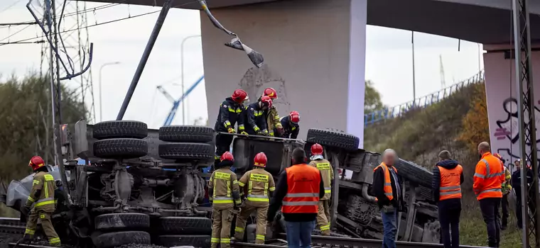 Ciężarówka spadła z wiaduktu w Gdańsku. Jedna osoba nie żyje