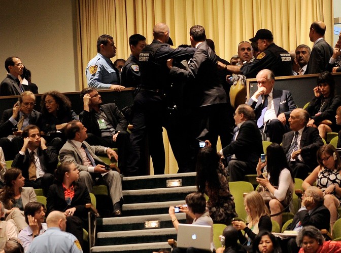 Służby porządkowe usuwają mężczyznę, próbującego zakłócić przemówienie prezydenta Autonomii Palestyńskiej Mahmouda Abbasa w ONZ