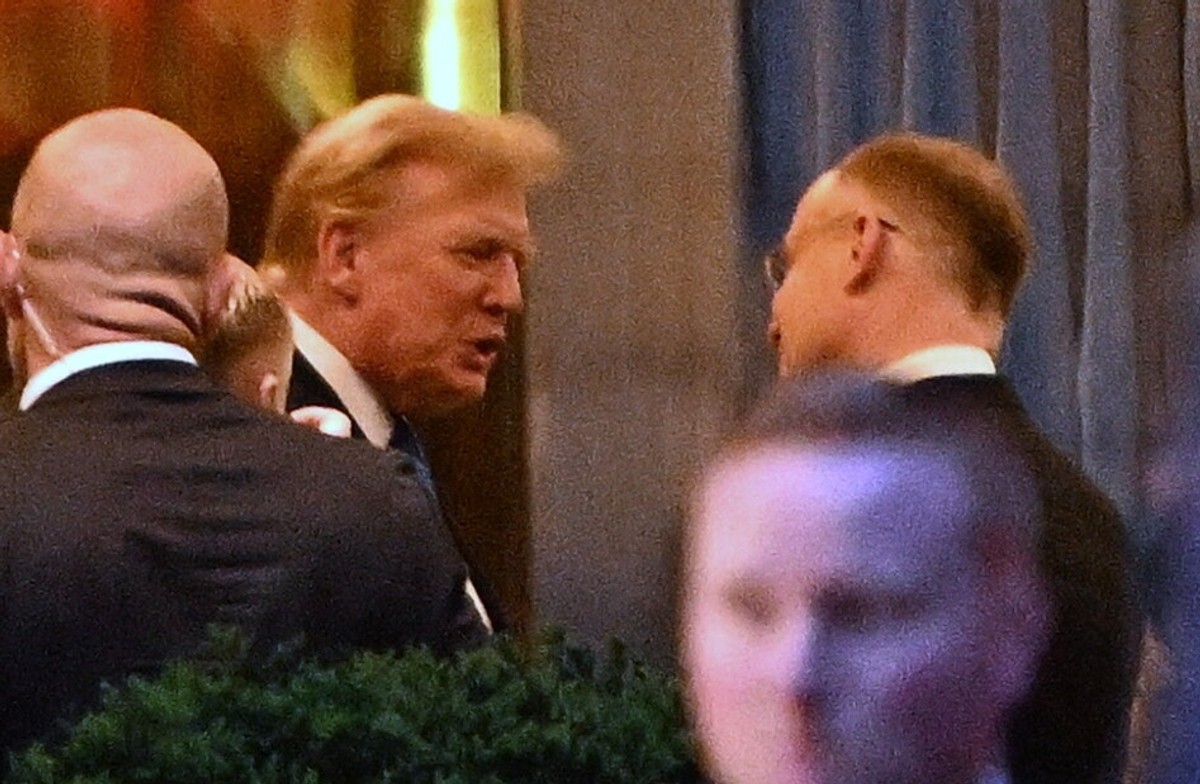 Nowy Jork, USA, 18.04.2024. Na zdjęciu z 17 bm. prezydent RP Andrzej Duda (P) i były prezydent USA Donald Trump (3L) przed spotkaniem w Trump Tower w Nowym Jorku.