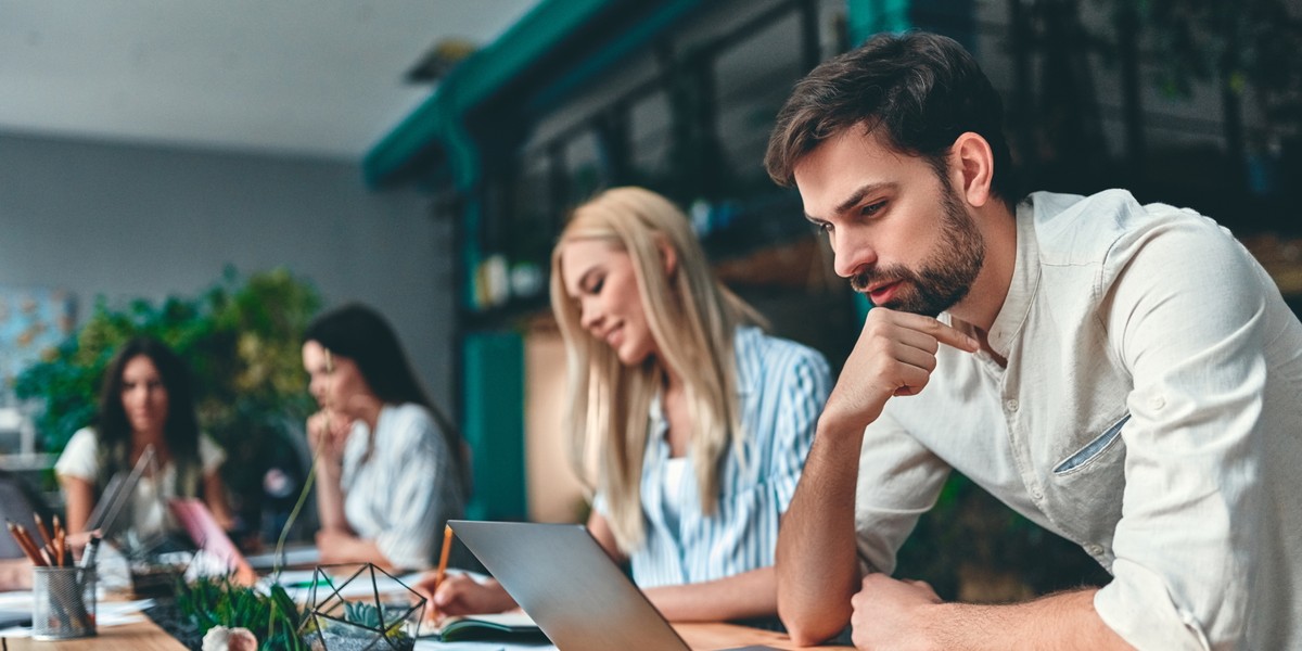 Coworking jest nowoczesną alternatywą dla tradycyjnego biura. Z przestrzeni coworkingowych najchętniej korzystają freelancerzy, przedstawiciele wolnych zawodów, start-upy technologiczne, młode firmy z branży IT oraz inne przedsiębiorstwa z sektora kreatywnego.