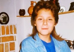 To znany polski aktor. Dziś ma tłumy fanek. Poznajecie? [FOTO]