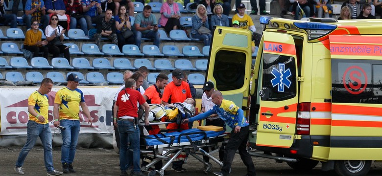 Rolnicki uderzył w bandę. Żużlowiec złamał kość udową [WIDEO]