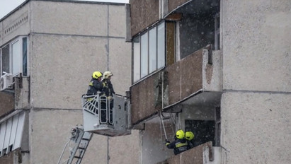 Döbbenetes felvételek: egy pesterzsébeti panellakás nyolcadik emeleti erkélyéről lógott órák hosszat egy pitbull