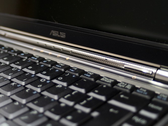 Metalowe wykończenia sprawiają wrażenie masywności i trwałości