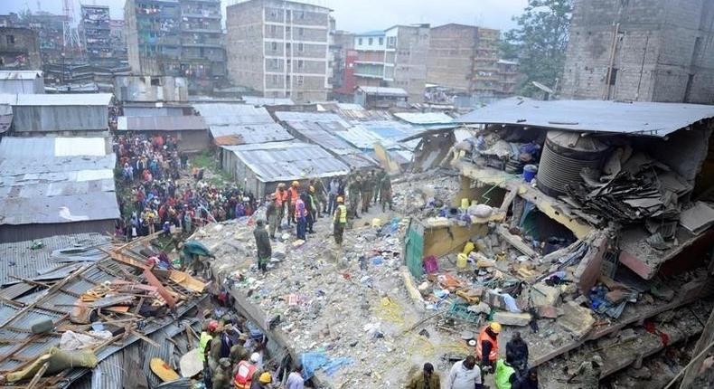 Rescue workers search for residents feared trapped in the rubble of a six-storey building that collapsed after days of heavy rain, in Nairobi, Kenya April 30, 2016.  REUTERS/John Muchucha