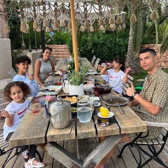 Portugalská futbalová hviezda Cristiano Ronaldo si užíva s rodinou letnú dovolenku. 