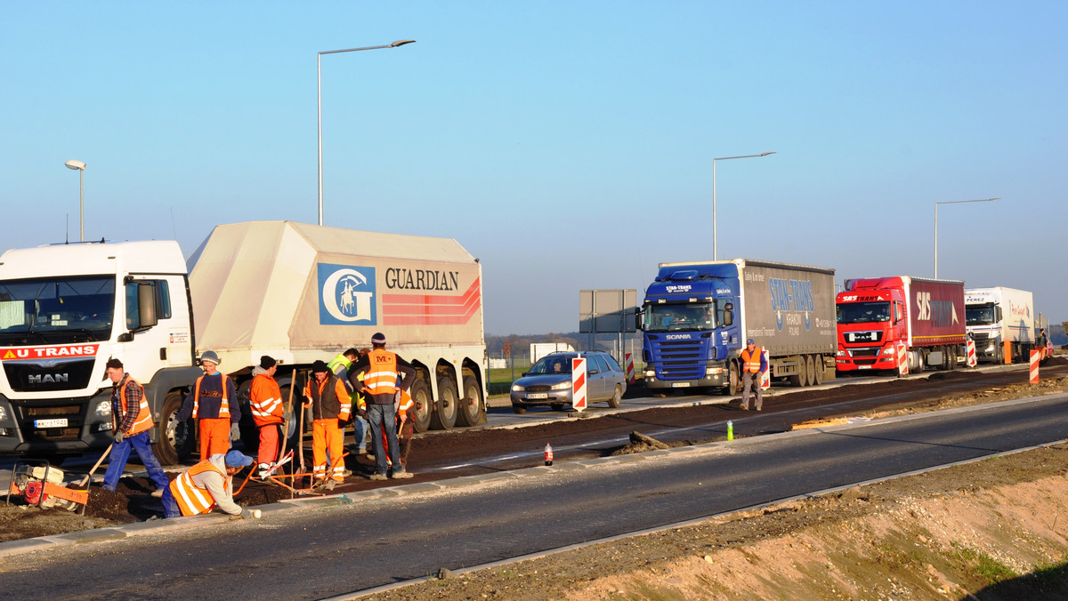 Remont kolejnego odcinka na autostradzie A4, kontynuacja budowy obwodnicy Nysy oraz kilka zadań związanych z poprawą bezpieczeństwa ruchu drogowego. Opolski oddział Generalnej Dyrekcji Dróg Krajowych i Autostrad przedstawił wykaz robót drogowych, które mają zostać zrealizowane w przyszłym roku.