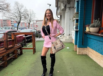 Nekadašnja narodna poslanica ima 44, al' i dalje je žele: Skinula se u crni veš koji je premali da obuzda njeno bujno poprsje