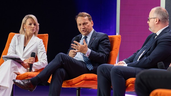 Wicepremier Radosław Sikorski podczas panelu Wojna i pokój. 