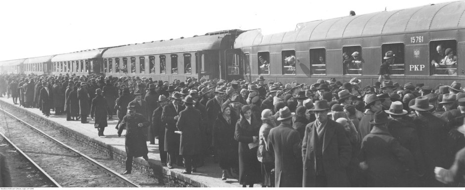 Tłum Żydów żegnający na peronie dworca wyjeżdżających do Palestyny w 1933 r.