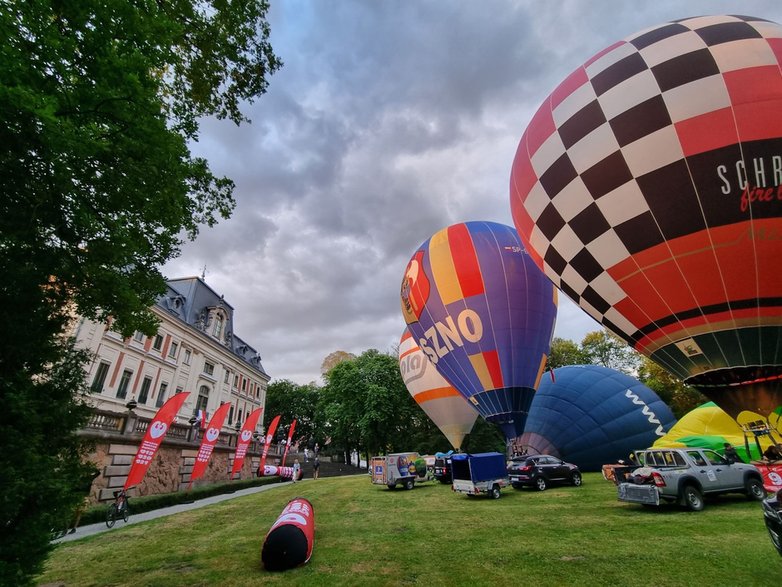 II Zawody Balonowe "In The Silesian Sky" - start balonów o świcie z pszczyńskiego parku zamkowego - 25.06.2022 r. - autor: wpk / pless.pl