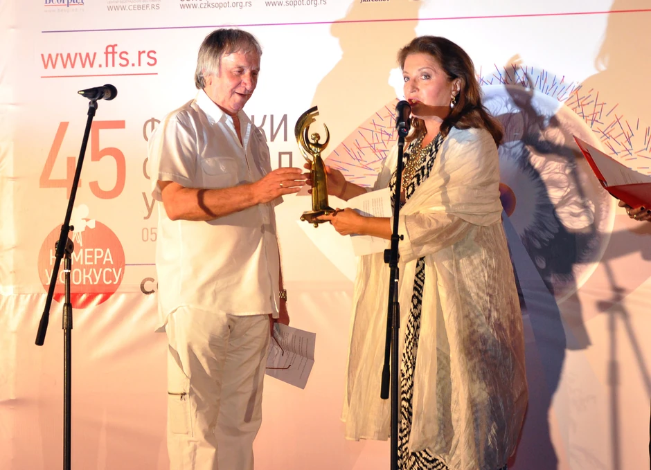 Božidar Bota Nikolić prima nagradu iz ruku Mirjane Karanović