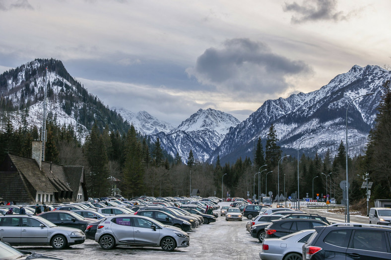 Parking na Palenicy Bialczanskiej w drodze do Morskiego Oka