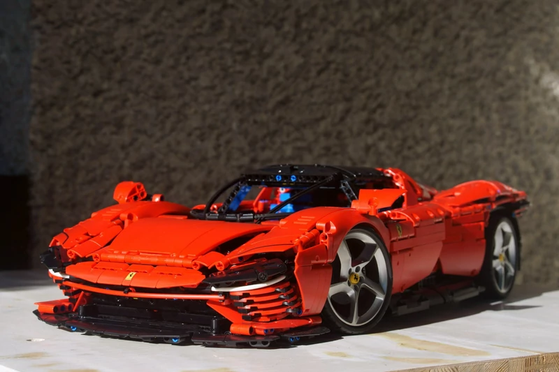 Ferrari Daytona SP3 w skali 1:8 z klocków LEGO 