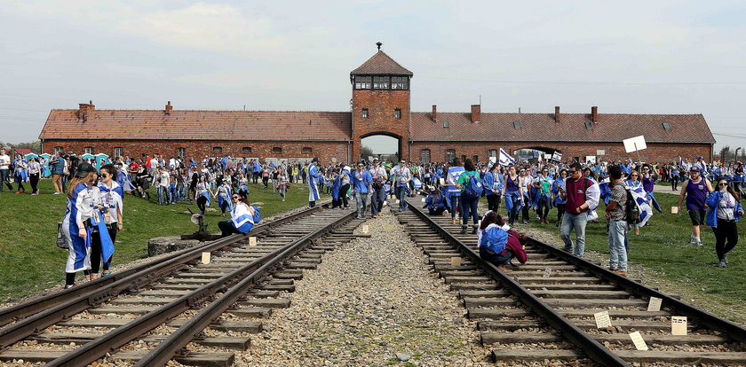 Przyjechali na ŚDM. Zniszczyli Bramę Śmierci w Auschwitz