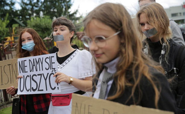 Niemy protest uczniów podczas wizyty Przemysława Czarnka