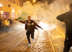 Zamieszki w Bremie. Kibice Werderu odpalali race, petardy i rzucali butelkami