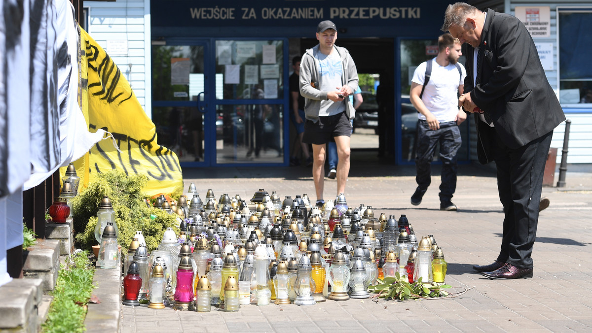 Prezydent Jastrzębia-Zdroju Anna Hetman ogłosiła dziś w mieście 7-dniową żałobę w związku z tragedią w kopalni Zofiówka. W wyniku silnego wstrząsu zginęło tam czterech górników, a piąty wciąż jest poszukiwany przez ratowników.