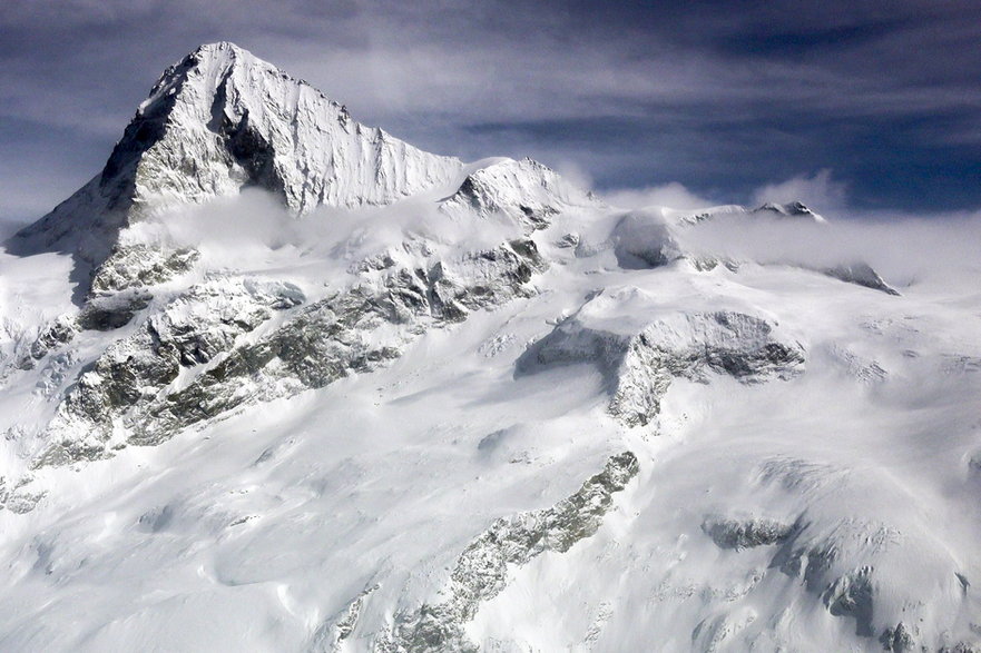 Zrzut ekranu z materiału wideo udostępnionego przez policję kantonu Valais przedstawia pole śnieżne Tete Blanche, w którym znaleziono pięć ciał, w Alpach Szwajcarskich, niedaleko Sion w Szwajcarii